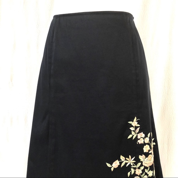 Harold’s Black A Line Floral Embroidered Skirt - Picture 2 of 8